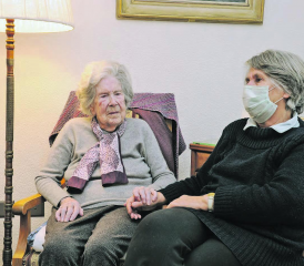 «Alles wird gut»: Die 107-jährige Emilie Kunz-Keller (l.) mit Tochter Beatrice Wirz. (Bild: Alexandra Schürch)