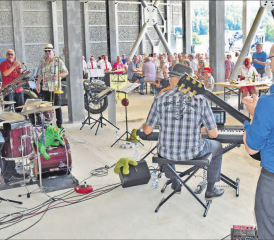 Begeisterten mit New Orleans Rhythmen: Die «Breiti & the Big easy Gators» am Musikfestival auf dem Kiesabbauareal in Staffelbach. (Bild: aw.)