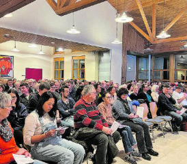 Die Aula Oberkulm platzte beinahe aus allen Nähten. Grosses Interesse und Solidarität unter den Oberkulmern. Das Schulraumproblem muss gelöst werden. Mit dem Ja zum Projektierungskredit setzten die Oberkulmer Stimmbürger ein klares Zeichen für die Zukunft. (Bild: dr.)