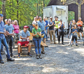 Rund 60 Waldumgänger trafen sich am Waldhaus Kreuzwegen: Die Begrüssung durch Gemeinderat Markus Bäni quittierten sie mit Applaus. (Bild: aw.)