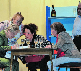 Sie musste klein beigeben: Die Verlegerin (in Grün) begriff langsam, dass auch die Anpassung der Summe nicht zum Ziel führen wird. (Bilder: st.)