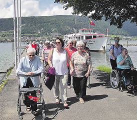 Zurück an Land in Erlach. Bei der wunderschönen Fahrt mit der «MS Berna» gab es für die Senioren viel Sonnenschein. (Bild: zVg.)