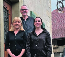 Vor dem Gasthaus zum Storchen in Schlossrued: Jeannette Soland, Urs Christen, Manuela Mihajlovic (v.l.). (Bild: zVg.)