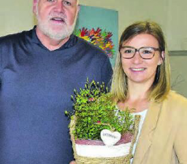 Erfreuliche Tatsache: Präsident Beat Gautschi gratuliert Milena Hunziker zu ihrer ehrenvollen Wahl in die Kirchenpflege. (Bild: st.)