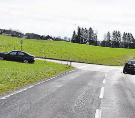 Heftige Kollision zweier Autos: Die Strasse zwischen Beromünster und Menziken war deswegen für zweieinhalb Stunden gesperrt. (Bilder: pz.)