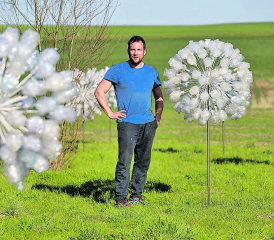Der Böjuer Micha Aregger im KKLB in Beromünster. Die horizontale Perspektive eröffnet Unschärfen und erlaubt eine Weiterführung der bisherigen Kunstinstallation: (Bilder: rc.)