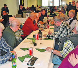 Austausch und Kameradschaft bestimmten das Klima: Die Oldies der Regiowehr Suhrental an der Generalversammlung. (Bild: aw.)