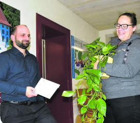 Zweimal glückliche Gesichter: Michael Seibert, der Mitsponsor und Sarina Baumann, die Gewinnerin. (Bild: st.)
