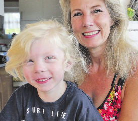 Daniela Oswald und Sohn Alessandro geben nicht auf: Der 4½-Jährige hält sich manchmal mehr und manchmal weniger an die Regeln, wie ein ganz normaler Junge – und seine Mutter kämpft, damit die Forschung die Krankheit heilen kann. (Bild: rc.)