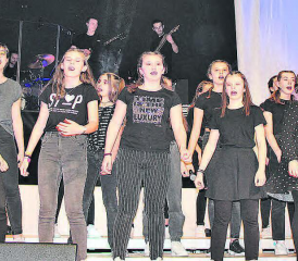 Gemeinsam: Was die Sängerinnen und Sänger aus den verschiedensten Altersgruppen auf die Beine stellen ist sehr beeindruckend. (Bilder: grh)