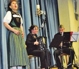 Perfektes Zusammenspiel: Sabine und Sven Bachmann zusammen mit der brillanten Jodlerin Regula Kiechle. (Bilder: st.)