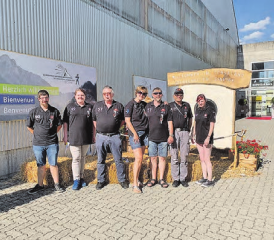 Alle mit einem Kranz: Staffelbacher Schützinnen und Schützen vor dem Haupteingang zum Festzentrum in Düdingen. (Bild: zVg.)