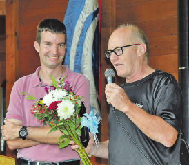 Ein Blumenstrauss für die Ehefrau des Sportlers: Marcel Kümmerli (re.), Präsident des Motoclubs Rued, freute sich, dass Martin Hochuli zu Gast war. (Bilder: st.)