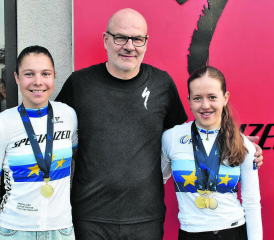 Nachwuchstalente aus dem Specialized Junior Racing Team Switzerland: Shana Huber aus Muri und Anja Grossmann aus Rickenbach mit Trainer und Team-Manager Marcel Steiger. (Bild: zVg.)