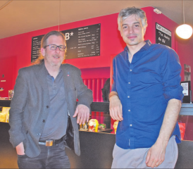 Filmpremiere und Salongespräch im Reinacher TaB: Maurice Velati (links) im Gespräch mit Christof Schaefer, dem Regisseur des Dokumentarfilms «Delhi Dreams». (Bild: hg.)