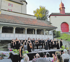 Das Orchester und die Schlossbauten als Kulisse: Das Konzert und dieAusstrahlung der Liebegg begeisterten die Besucher. (Bild: zVg.)