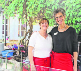 Zentrumsleiterin Bernadette Flükiger (r.) und Assistentin Petra Ruf sorgten beim «Frühlingserwachen» für den süssen Teil der Veranstaltung.