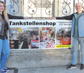 Eine Einladung, vorbeizukommen: Sandra Wenger und Jörg Stalder (Bild: Graziella Jämsä)