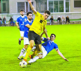 Spielszene aus Unterentfelden: Das hart geführte Derby endete 1:1 − was die gelben Karten angeht jedoch stand es zuletzt 5:1. (Bild: Roland Jaus)