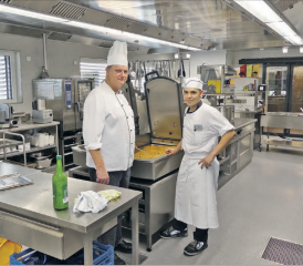 Alles in Chromstahl gehalten: (vli.) Daniel Häusermann, Stv. Küchenchef, und Raoul Hunziker, Lernender 2. Lehrjahr, finden sich bereits gut zurecht in der neuen Küche. (Bilder: moha.)