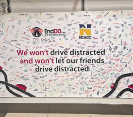 Ein Plakat beim College macht nochmals auf die Problematik «Distracted Driving» aufmerksam. (Bild: Noemi Nater)
