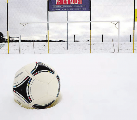 Verwerten Gemeinderat und FC Muhen den entscheidenden Elfmeter? Der Naturrasen ist in dieser Jahreszeit unbespielbar. Ein Kunstrasen könnte auch im Winter benutzt werden, sofern der Schnee abgetragen wird. (Bild: Remo Conoci)