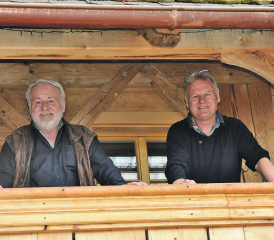 Blick nach unten von der Balustrade des alten Speichers: Fachmann und Holzexperte Fritz Gugelmann (links) neben Spycher-Besitzer Rolf Baumann.