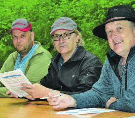 Zum Glück bis zuletzt im Trockenen (v.l): Gemeinderat Markus Bolliger, Gemeindeammann Martin Goldenberger und Gemeindeschreiber Peter Lüthy. (Bilder: st.)