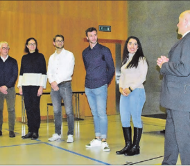 Eine ganze Familie und drei junge, strebsame Menschen mit zwei engagierten Soldaten: Gegen die Erteilung des Gemeindebürgerrechtes gab es keine Gegenstimmen. Dass die beiden jungen Männer in die Schweizer Armee eintreten wollen, freute den Gemeindeammann besonders. (Bilder: st.)