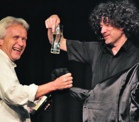 Immer kommt’s aus dem Ärmel: Alex Porter bezeichnete dieses Vorurteil als «Schnapsidee» und zog eine Flasche nach der anderen aus dem Ärmel seines Sakkos. (Bild: hg.)