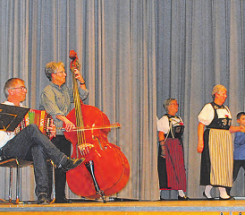 Volkstümlicher Unterhaltungsabend in Meisterschwanden: Die Roggehuse Musig begleitete die Trachtengruppe. (Bilder: hh.)
