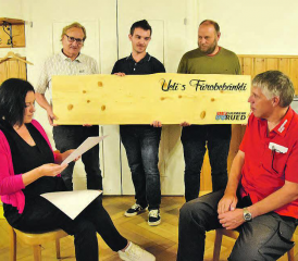 Für ruhigere Zeiten: Nach einer Laudatio von Marliese Loosli bekam Ueli Sommerhalder ein Fürobebänkli überreicht von (v.l.) Martin Goldenberger, Sämi Bolliger und Markus Bolliger. (Bild: st.)