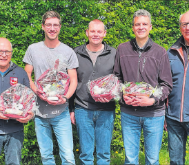 Diese Herren erkämpften sich den ersten bis vierten Platz (v.l.): Beat Elmer, Christian Klauenbösch, Dieter Grossen und Gregor Broder. Ganz rechts Röbi Wüest, nach dem der Cup auch benannt ist. (Bild: zVg.)