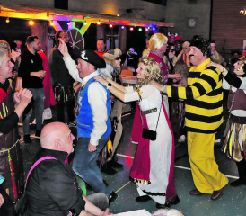 Tolle Stimmung am Fischliball: Zunftmeister Achille I. führte Polonaisen durch das Fanachtsgetümmel. (Bilder: Ursula Koch-Egli)