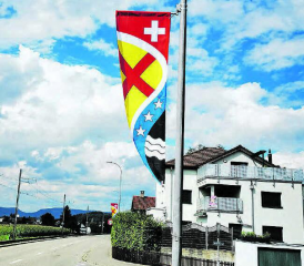 Die neue Dorfbeflaggung in Schöftland vereint die Wappen von Gemeinde, Kanton und der Schweiz auf einer Fahne – modern im Design und praktisch in der Handhabung. (Bild: Roger Giger)