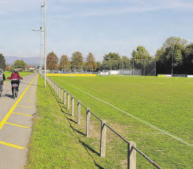 Kommt der Fussballplatz an die Urne? Gegen den 3,87-Millionen-Kredit für die Sanierung Fussballplatz, Strassenverlegung und Erneuerung Werkleitungen, wurde das Referendum ergriffen. (Bild: Remo Conoci)