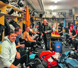 Nach dem Abschlusstraining: Roger Faes überrascht das Team mit einem Pizzaplausch und einer gelungenen Motivationsrede. (Bild: zVg.)