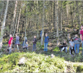 Auf der Suche nach Walt Disney: Die Kinder vom Cevi Reinach im Herbstlager in Haslen im Kanton Glarus. (Bild: zVg.)