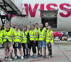 Nach der interessanten Führung durch den Flughafen Zürich entstand vor einer grossen Swiss-Maschine das Erinnerungsfoto zur Turnfahrt des Satus Gontenschwil. (Bild: zVg.).
