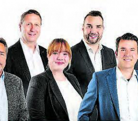 Regierungsratskandidatin Martina Bircher (links) und die Kandidierenden für den Grossen Rat der SVP Bezirk Kulm am Käseschnitten- und Raclette-Essen. (Bilder: zVg.)