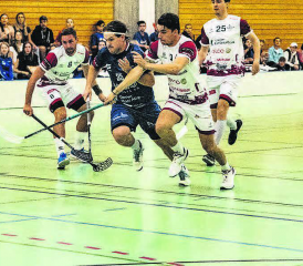 Der Vorsprung war nur temporär: Maurus Pedersen setzt sich gegen die Sarganser Abwehr durch und erzielt das 1:0 für Lok Reinach. (Bild: Roland Jaus)