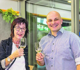 Bei Atrium AG in Reinach: Christine Repetti und Modestino Capilato stossen auf die Weinmesse an. (Bilder: dr.)