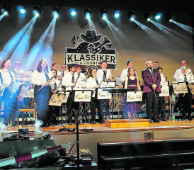 Die Musikgesellschaft Teufenthal-Unterkulm sorgte mit ihrem Mix aus alten und neuen Liedern für ein tolles Konzert. (Bilder: mek)