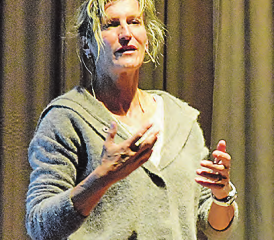 Eine tiefgründige Erzählerin: Evelyne Binsack fesselte das Publikum in der Aula der Bezirksschule Schöftland. (Bild: st.)