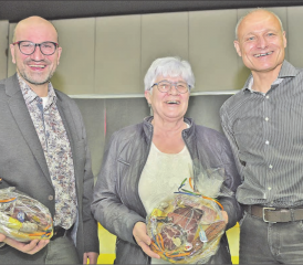 Abschied aus dem Zetzwiler Gemeinderat: Gemeindeammann Daniel Heggli (rechts) verabschiedete Lilo Henkel und Vizeammann Claudio Zanatta aus dem Gremium. (Bild: wr.)