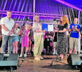 Unicef-Label: Ami Keller-Gerber (r.) übergibt Vizeammann Gertrud Jost das Zertifikat, beobachtet mitunter von Vertretern der Jugendarbeit Muhen