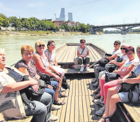 «Scheeen» ist es auf dem Rhein zu sein: Die Mitglieder des Frauenturnvereins Leutwil auf ihrer Sommerreise. (Bild: zVg.)