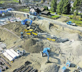 Brech- und Siebanlage zur Materialaufbereitung im Einsatz. (Bild: zVg.)