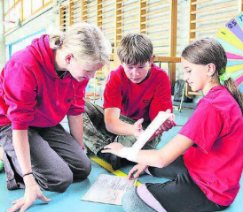 Aktives Lernen: Ein Handgelenk bandagieren? Für die jungen Samariter ist das kein Problem. (Bilder: grh)