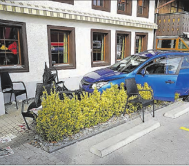 In Unterkulm ereignete sich ein Unfall mit Sachschaden und zwei Verletzten: Auch die Gartenwirtschaft des Restaurant Kafichanne wurde in Mitleidenschaft gezogen. (Bild: pz.)